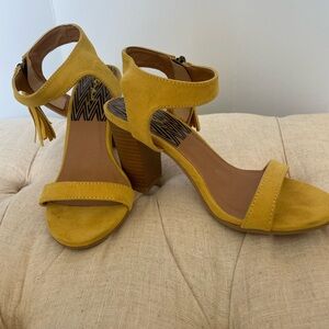 Qupid Suede Tassel Sandals 5 1/2